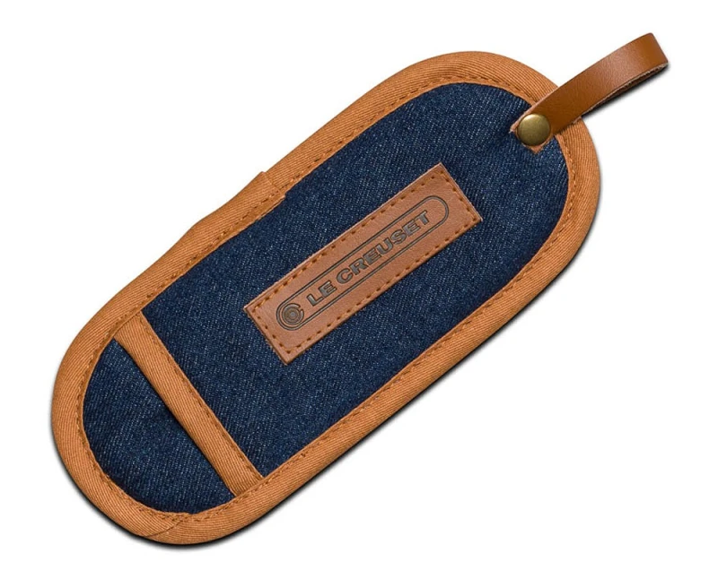 Le Creuset Griffüberzug Denim mit Leder-Logo