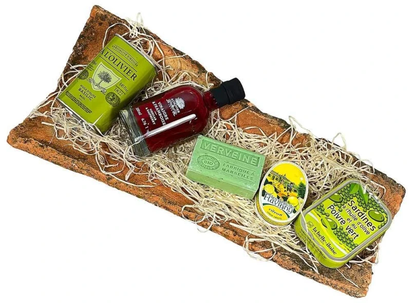 Geschenkset Antiker Dachziegel mit Olivenöl, Essig, Seife, Bonbons und Sardinen